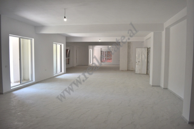 Ambient tregtar me qira ne rrugen Pasho Hysa prane zones se Ali Demit ne Tirane.
Pozicionohet ne ka